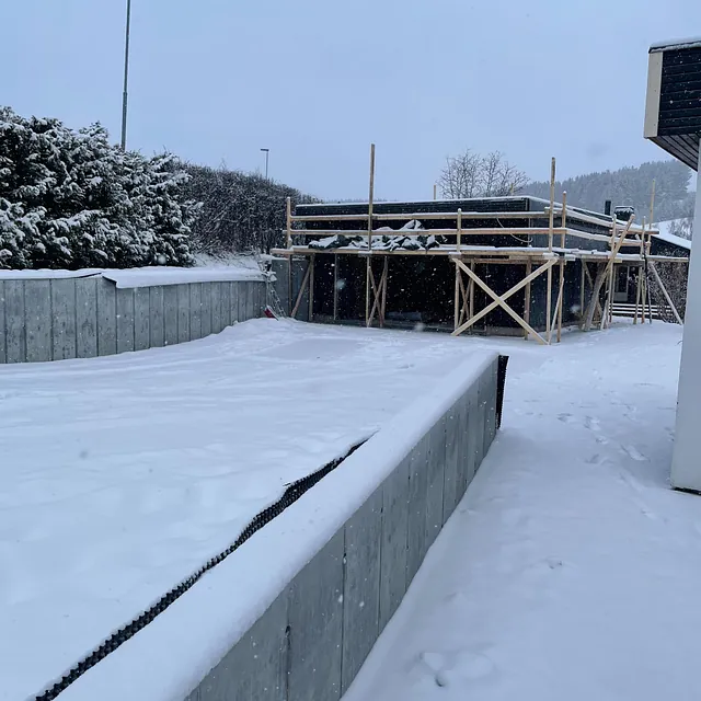 Prosjektbilde: Støttemurer og garasje på Gjøvik