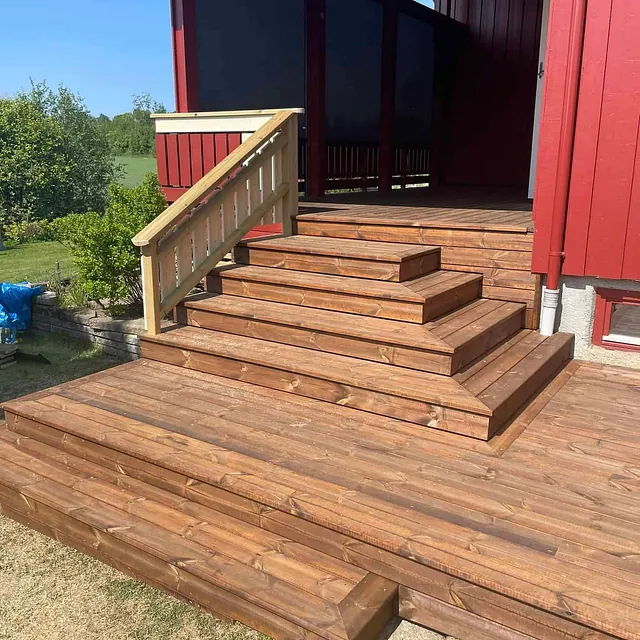 Nylagt inngangstrapp av ved