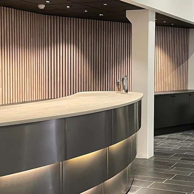 Resepsjon med lyse toner